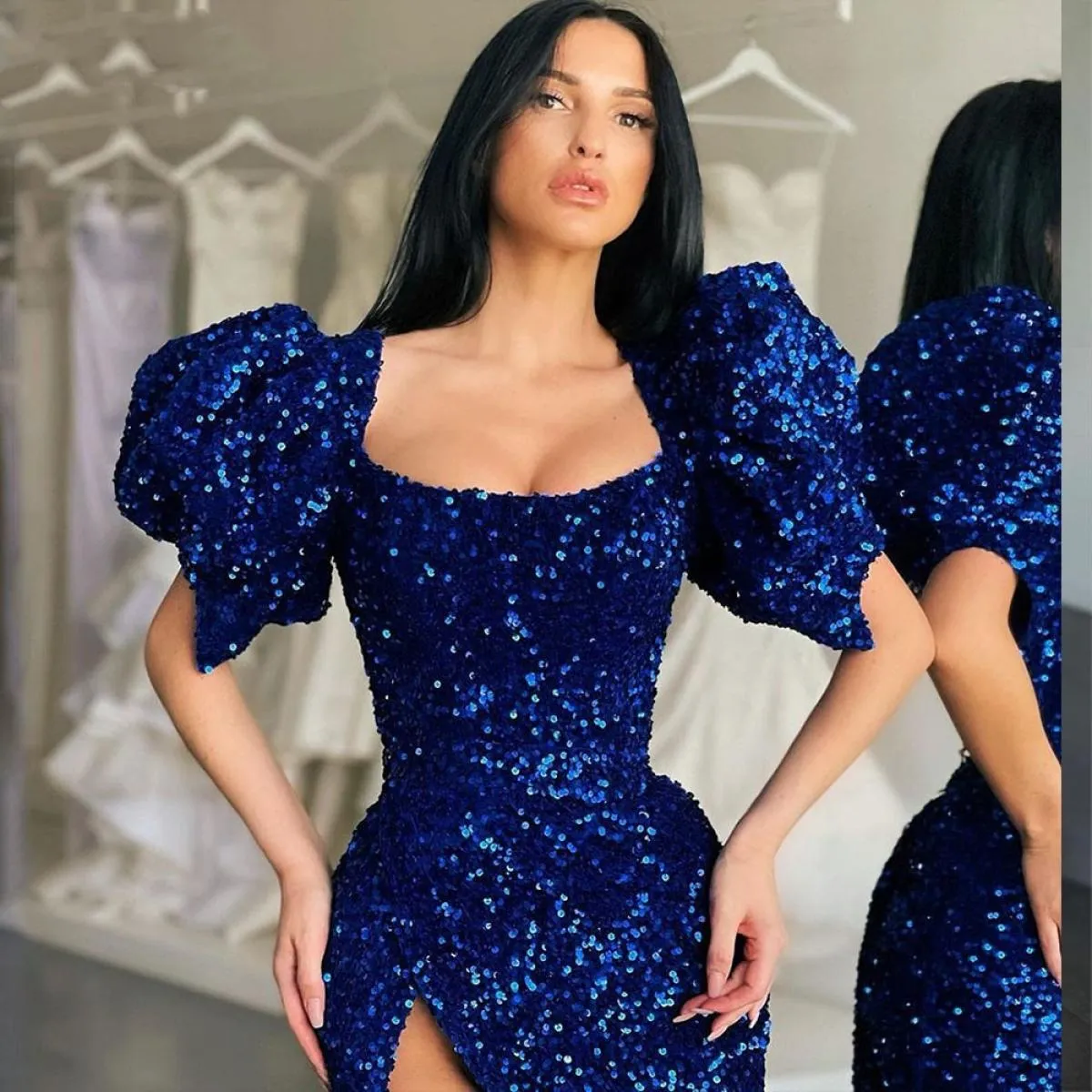 Abito da sera a sirena con paillettes blu royal glitterato, abito da sera a sirena con spacco laterale, scollo quadrato, abito d