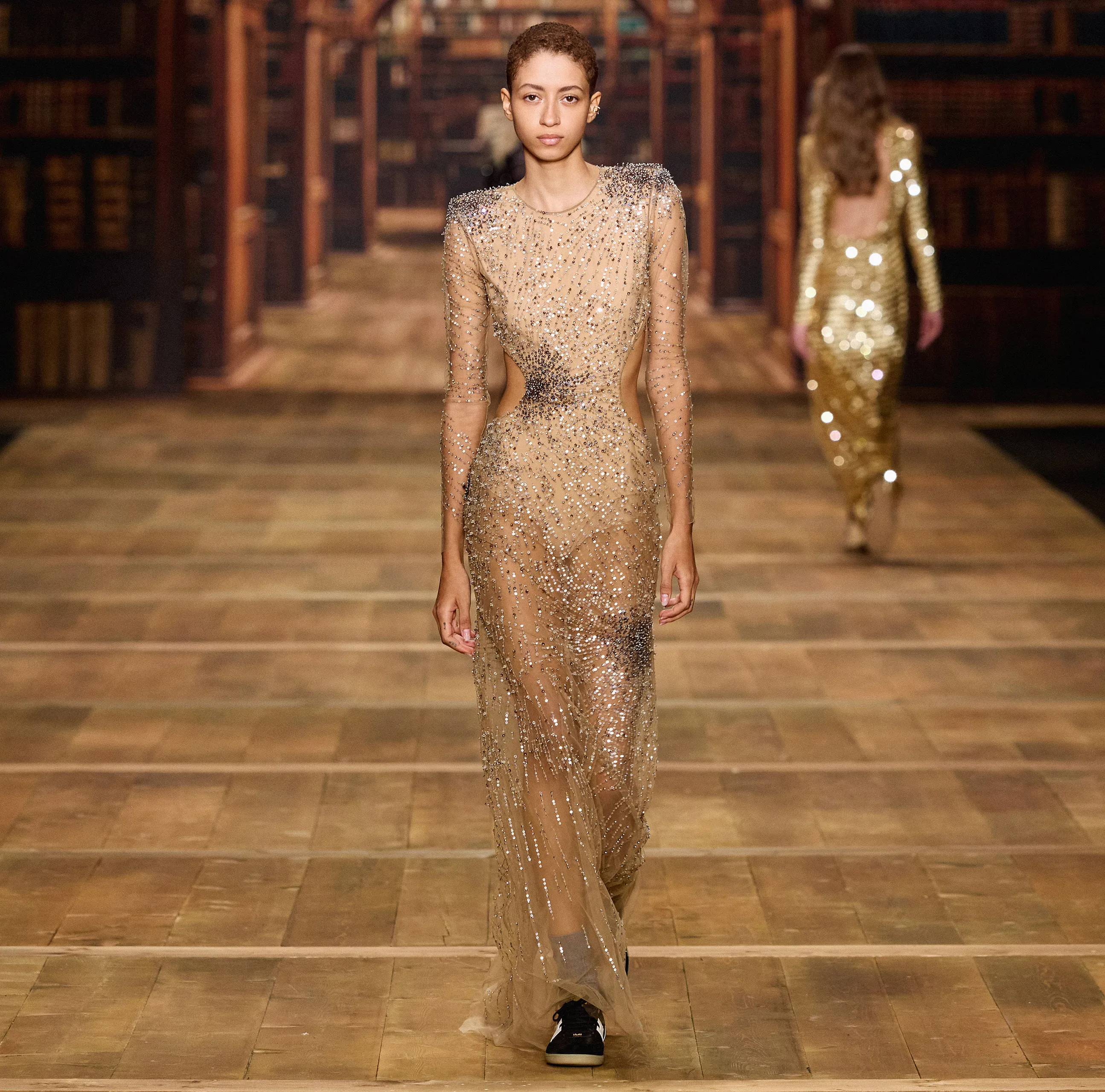 Abito red carpet in tulle stretch ricamato con paillettes fireworks
