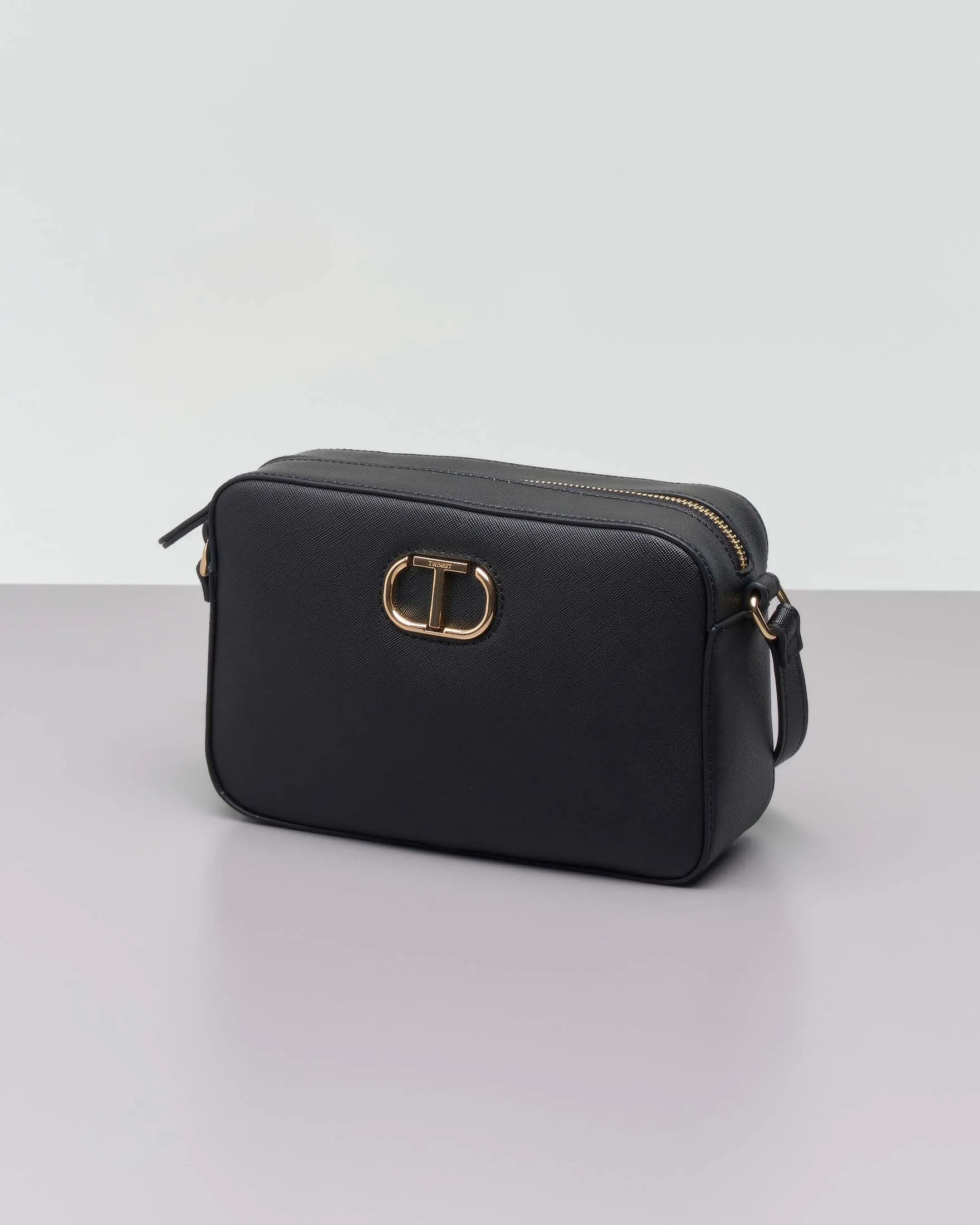 Borsa nera a tracolla in similpelle effetto saffiano con fibbia logo oval T dorata