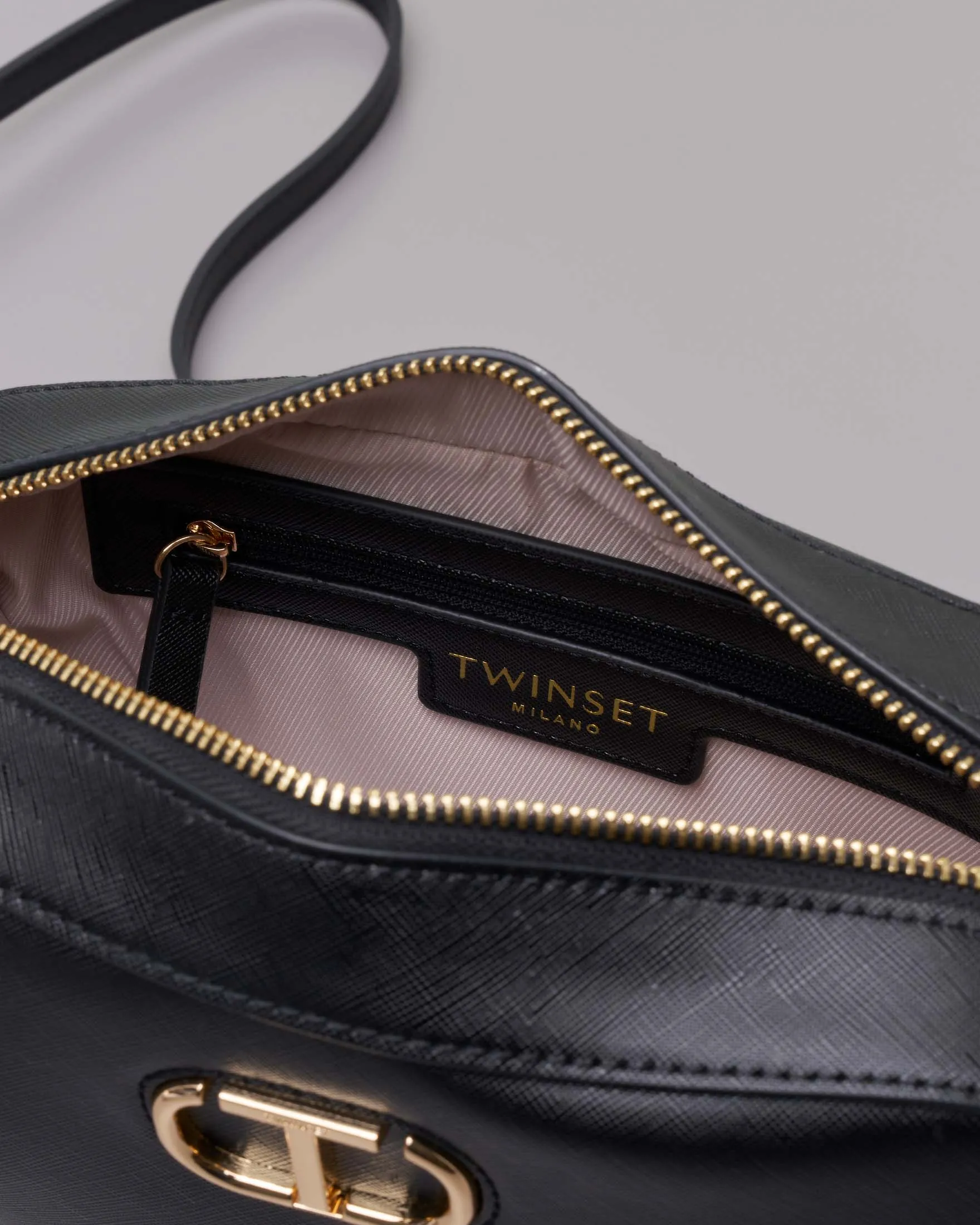 Borsa nera a tracolla in similpelle effetto saffiano con fibbia logo oval T dorata