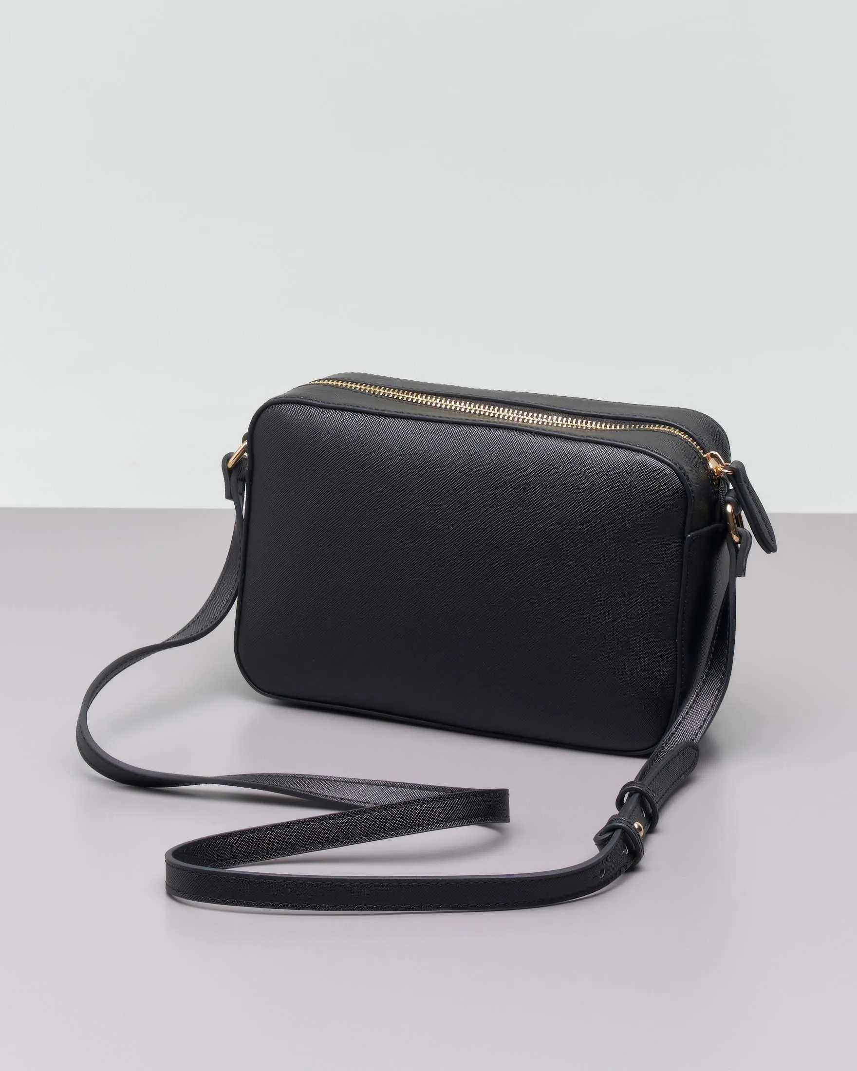 Borsa nera a tracolla in similpelle effetto saffiano con fibbia logo oval T dorata