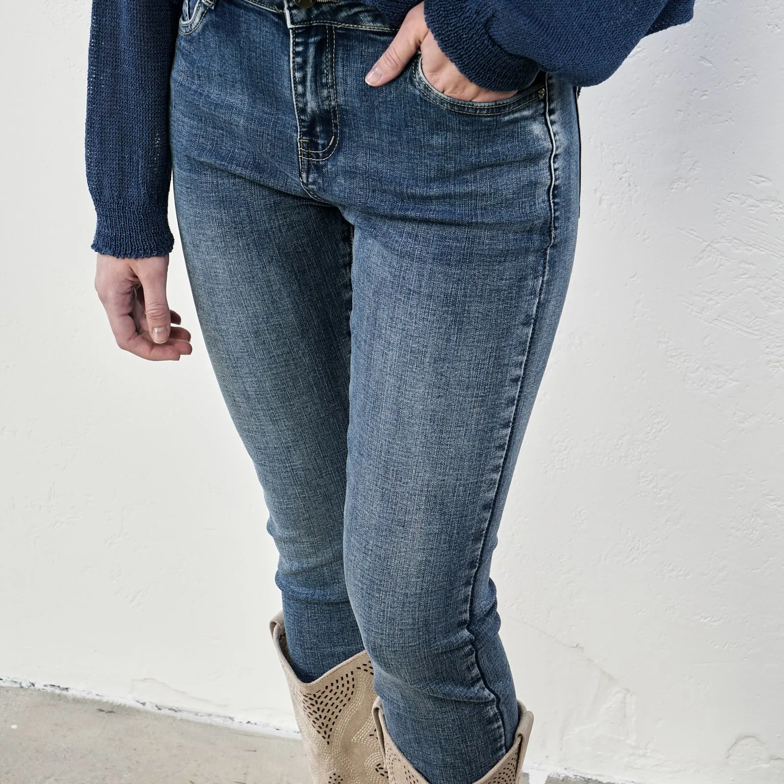 Jeans blu aderenti con tasche