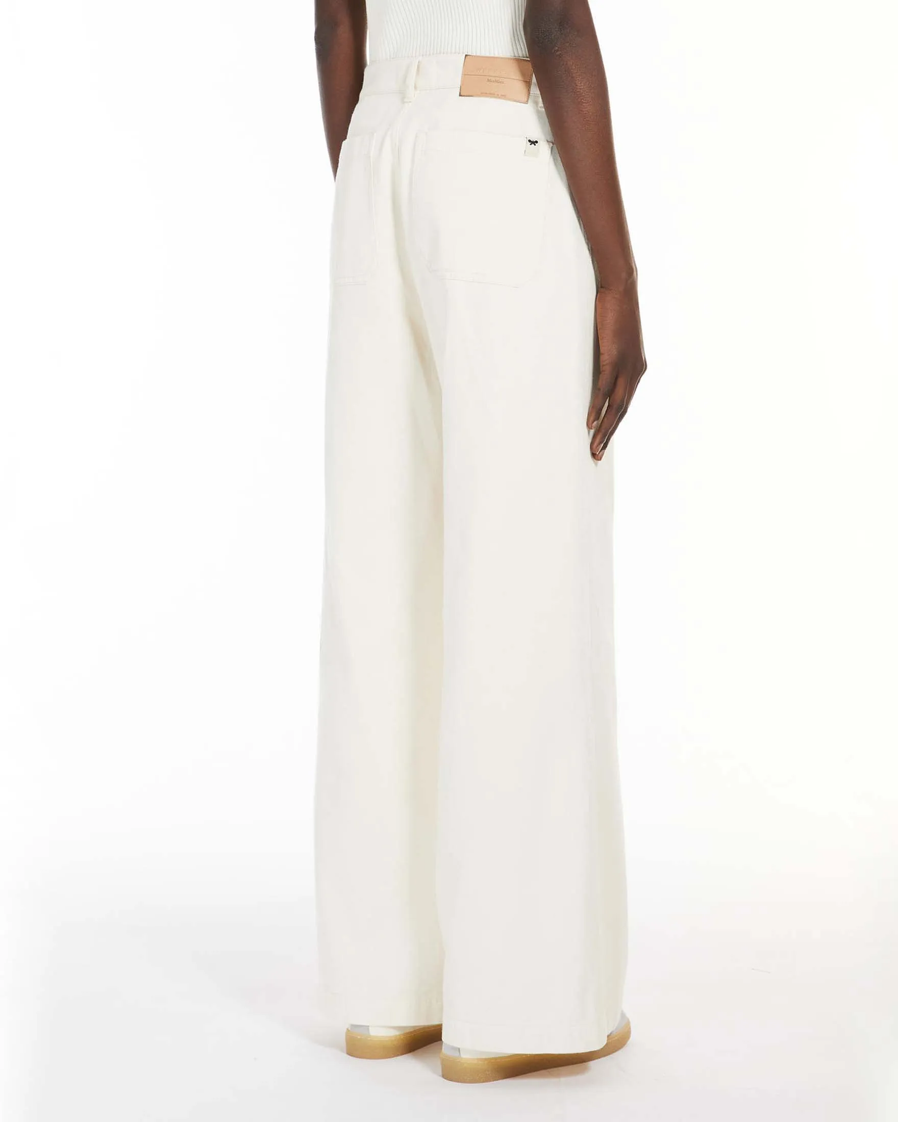 Pantaloni wide leg color ecrù in bull di puro cotone con tasche applicate fronte e retro