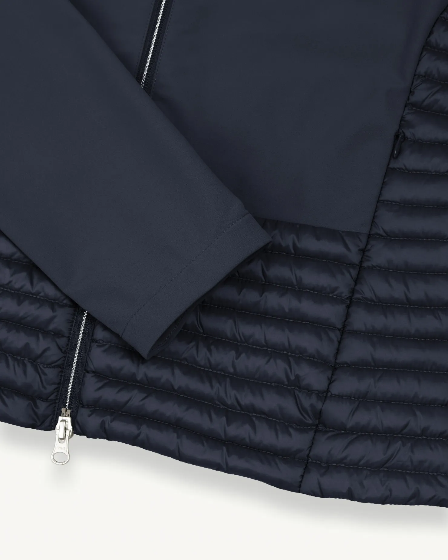 Piumino con cappuccio fisso blu in softshell con retro e fondo in tessuto lucido imbottito